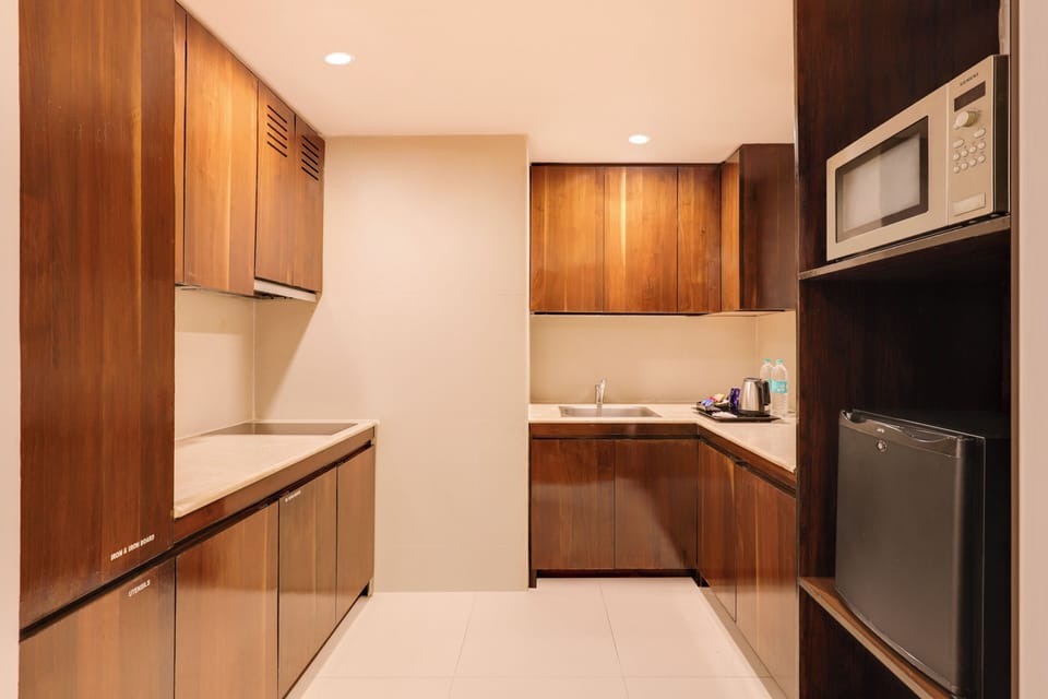 Presidential Suite | Minibar, in-room safe, desk, laptop workspace