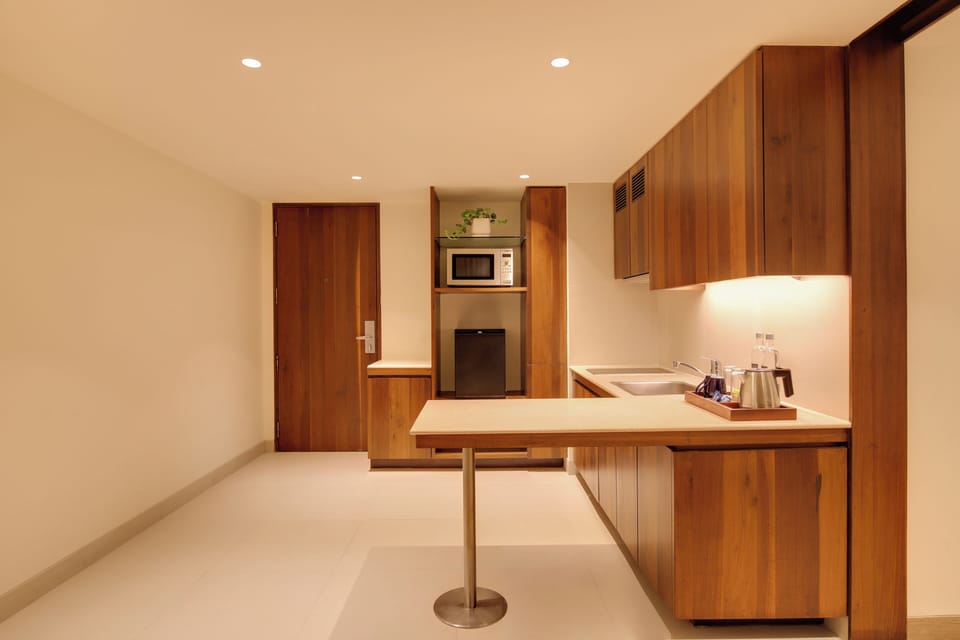 Deluxe Suite | Minibar, in-room safe, desk, laptop workspace