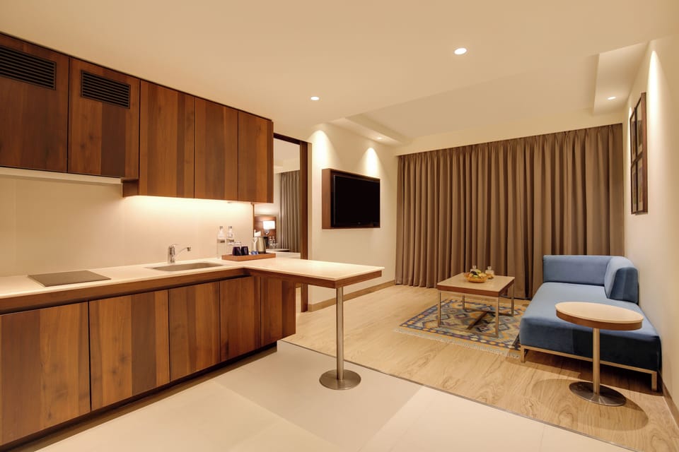 Deluxe Suite | Minibar, in-room safe, desk, laptop workspace