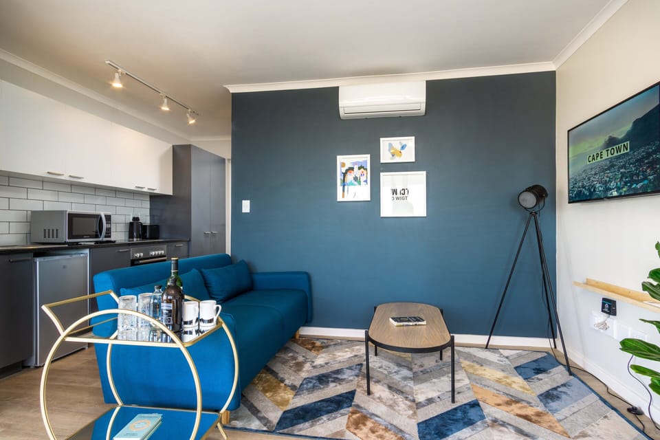 Premium Studio Suite | Living area | TV