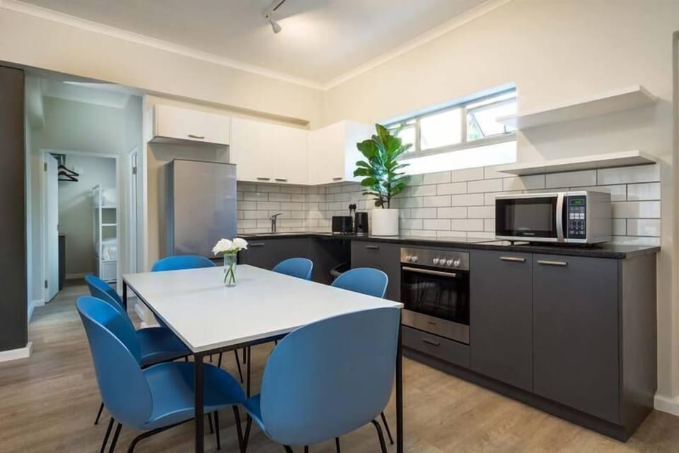 Family Suite | Private kitchen | Electric kettle, cookware/dishes/utensils