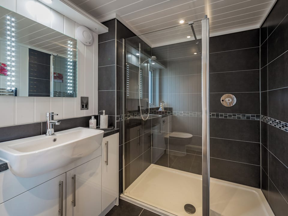 En-suite shower room | Karelia Lodge, Keltyneyburn, near Aberfeldy