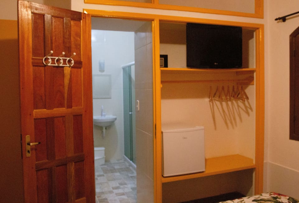 Suíte 3 | Bathroom | Shower, rainfall showerhead, towels, soap