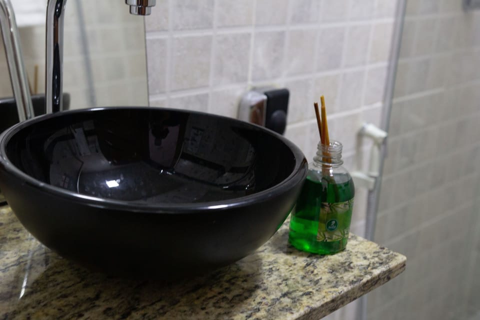 Suíte 4 | Bathroom | Shower, rainfall showerhead, towels, soap