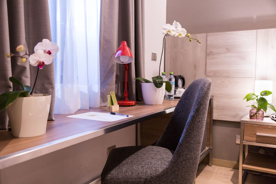 Minibar, in-room safe, desk, laptop workspace