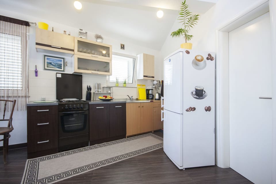 Private kitchen | Fridge, oven, stovetop, electric kettle