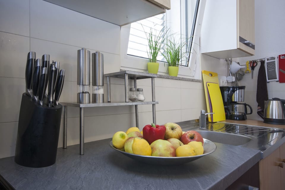 Private kitchen | Fridge, oven, stovetop, electric kettle