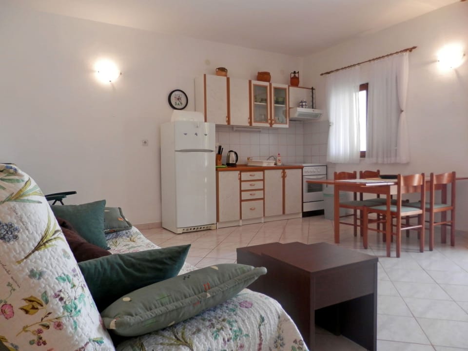 Private kitchen | Fridge, oven, stovetop, electric kettle