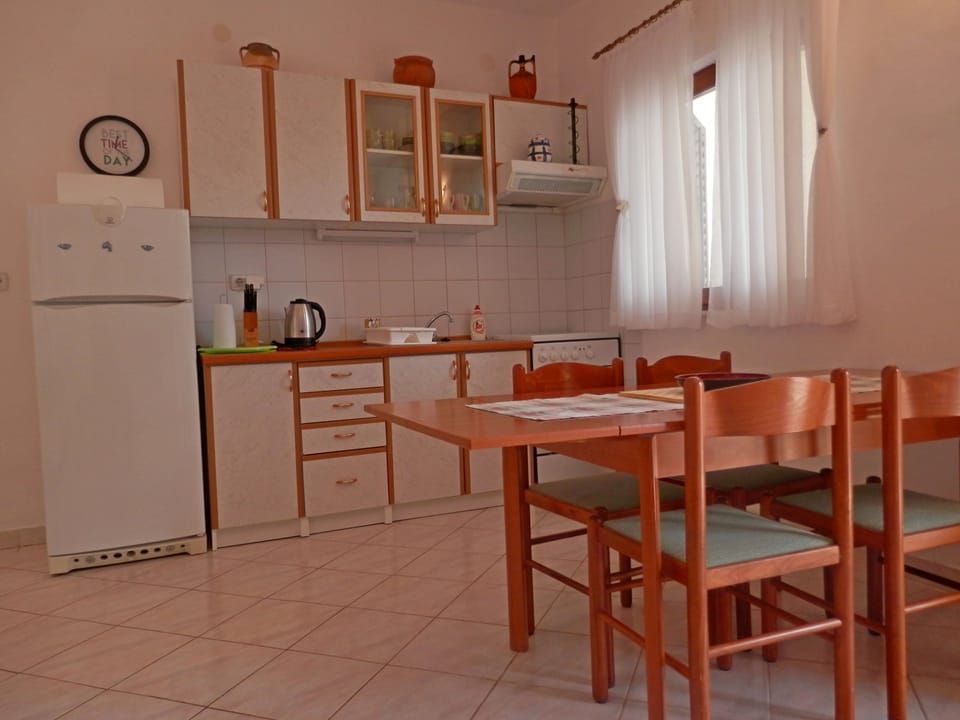Private kitchen | Fridge, oven, stovetop, electric kettle