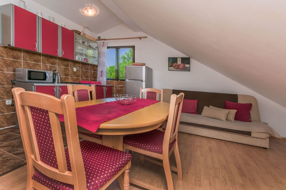 Private kitchen | Fridge, microwave, oven, stovetop