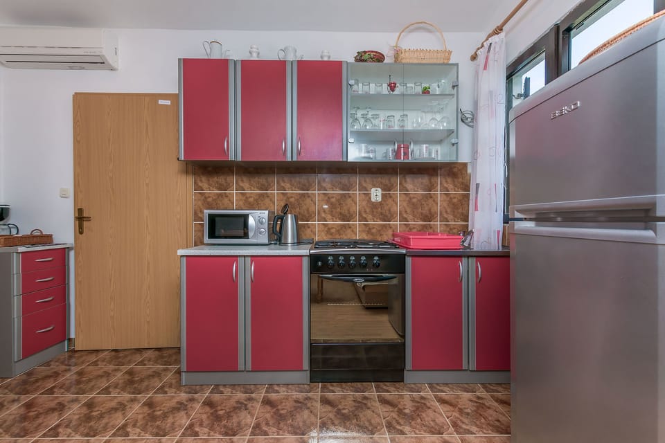 Private kitchen | Fridge, microwave, oven, stovetop