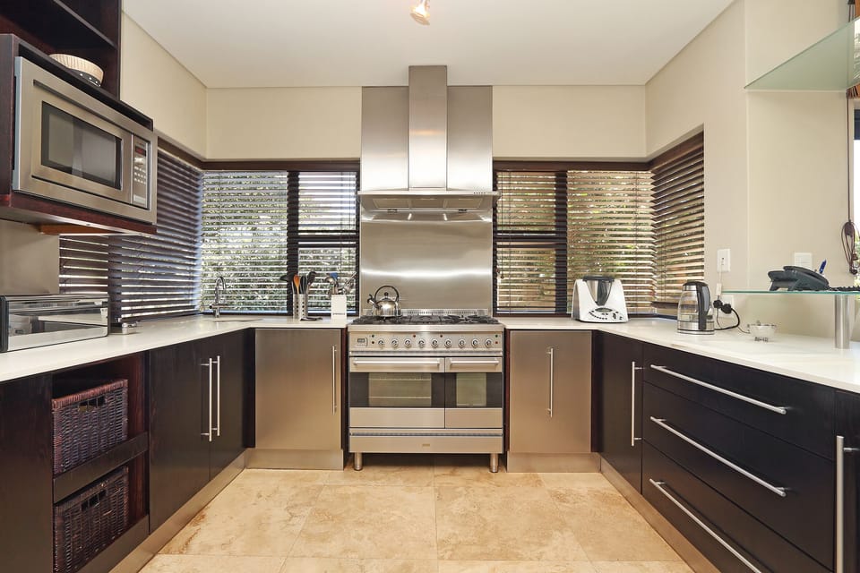 Deluxe Villa, 3 Bedrooms | Private kitchen | Full-size fridge, microwave, oven, stovetop