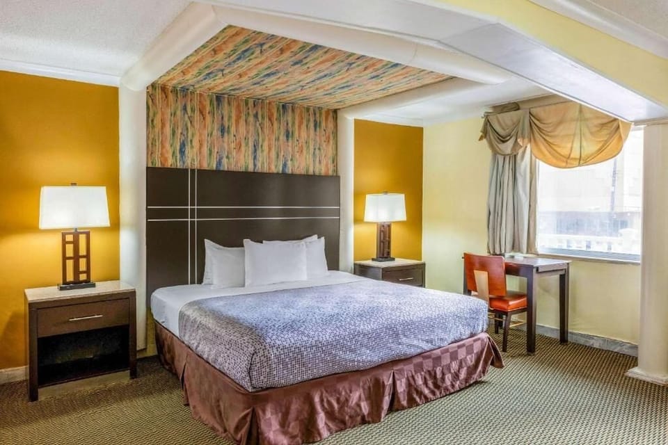 Junior Suite, 1 King Bed, Non Smoking, Jetted Tub | Desk, iron/ironing board, free WiFi