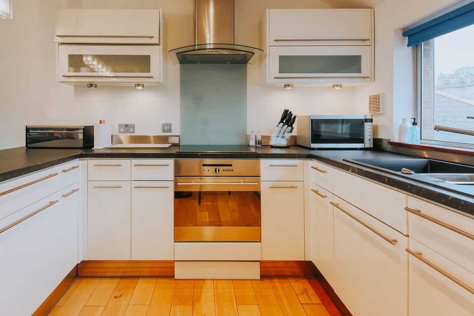 The Penthouse | Private kitchen | Fridge, microwave, oven, stovetop
