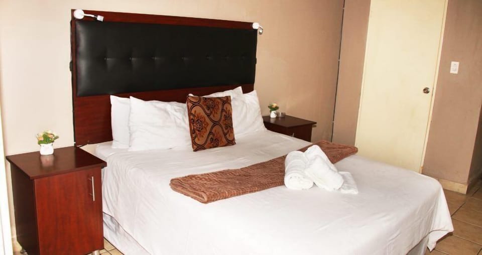 Standard Double Room | In-room safe, desk, blackout drapes, iron/ironing board