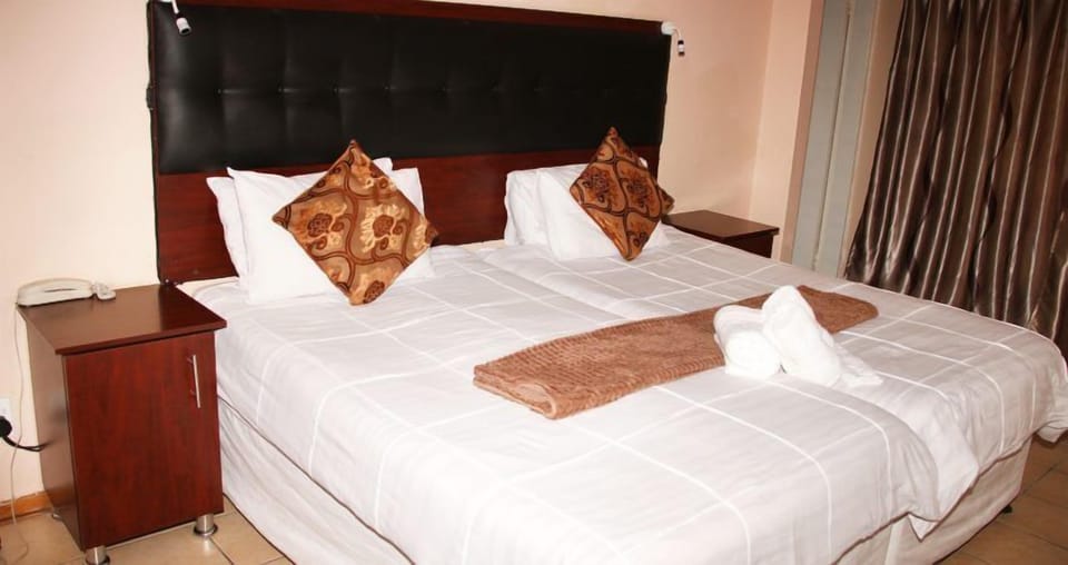 Classic Quadruple Room | In-room safe, desk, blackout drapes, iron/ironing board