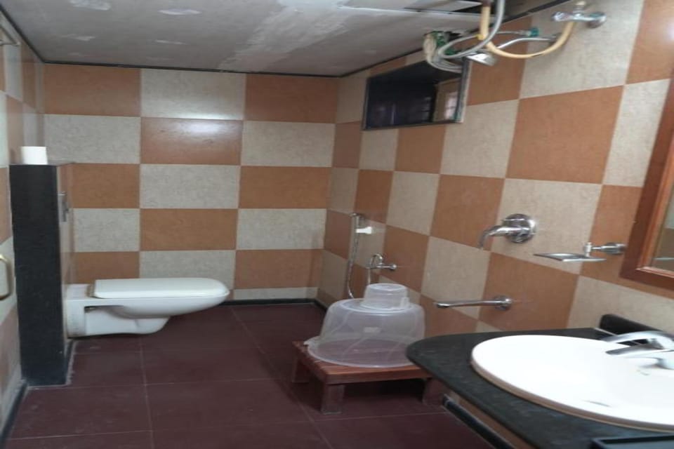 Cottage Room | Bathroom | Shower, free toiletries, towels