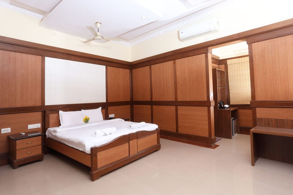 Royal Suite | Desk, iron/ironing board (on request), WiFi (free)