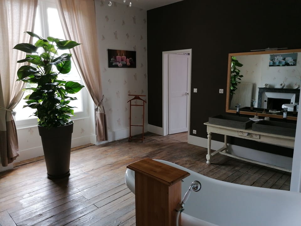 Basic Room, 1 Queen Bed (Chatelaine) | Bathroom | Shower, hair dryer, towels