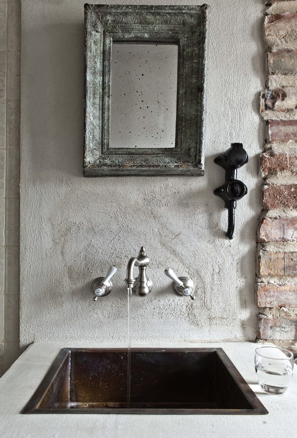 Family Suite | Bathroom | Shower, free toiletries, towels, soap