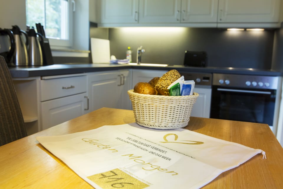 Deluxe Apartment | Private kitchen | Coffee/tea maker, oven, stovetop, dishwasher