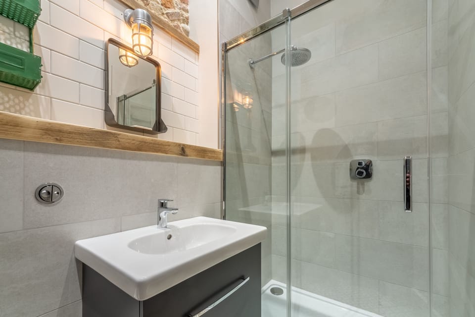 First floor: Shower room