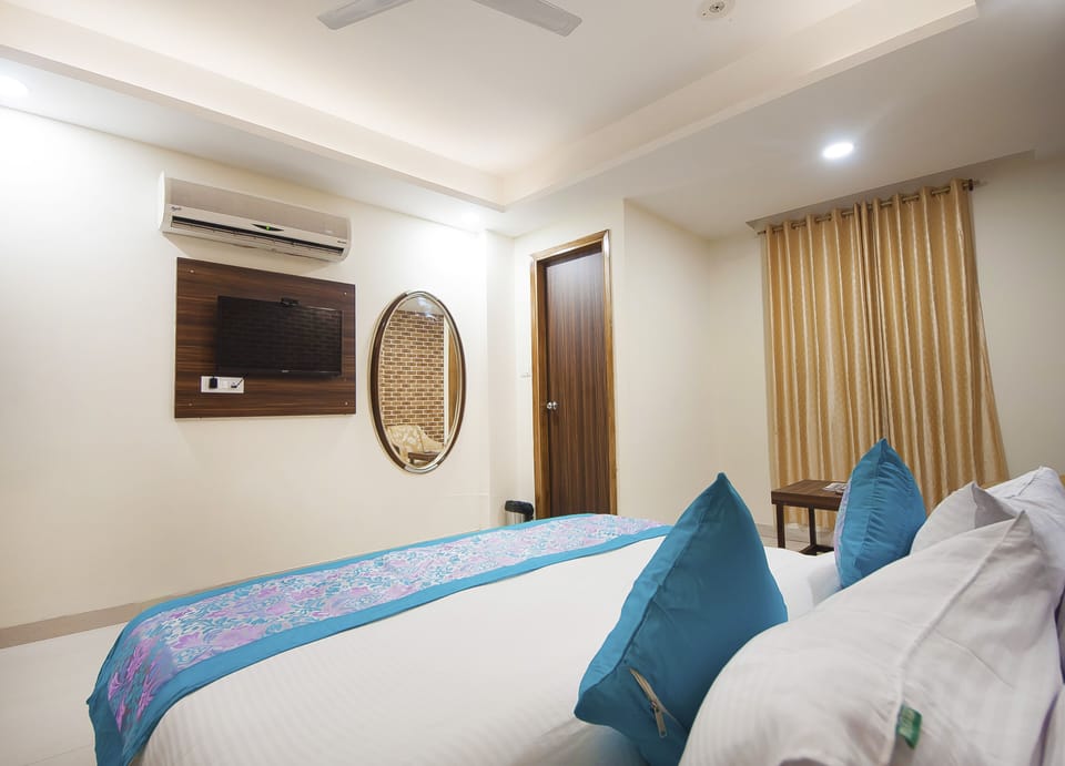 Desk, laptop workspace, WiFi (free), bed sheets