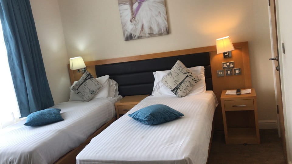 Standard Twin Room, Sea View | Desk, iron/ironing board, bed sheets