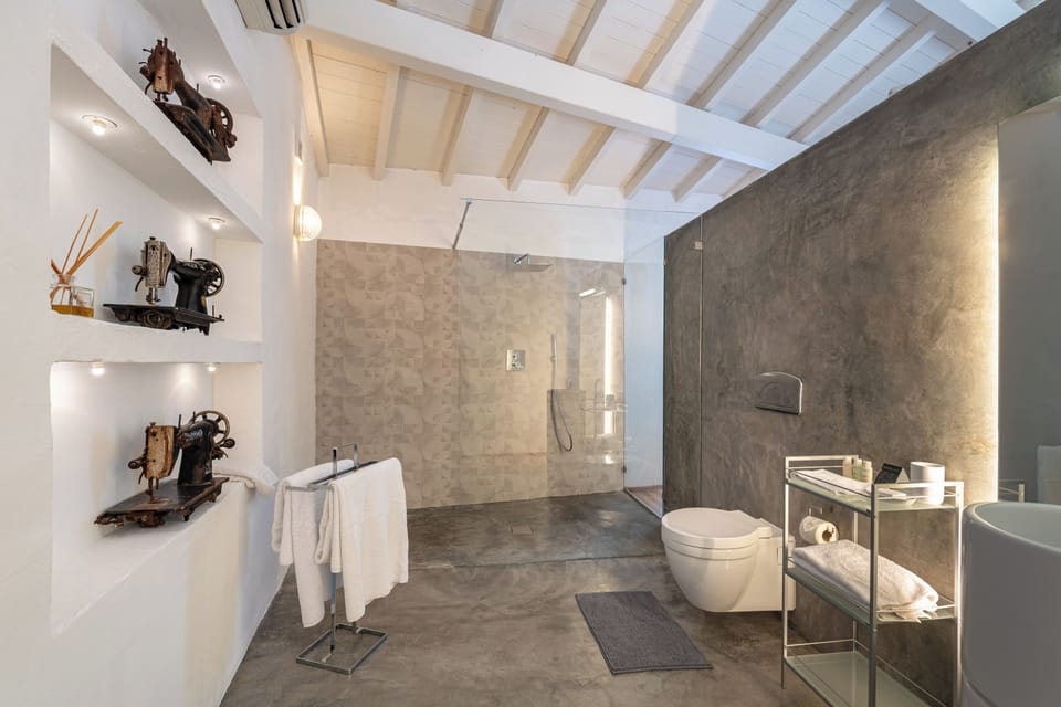 Junior Suite | Bathroom | Free toiletries, hair dryer, bathrobes, slippers