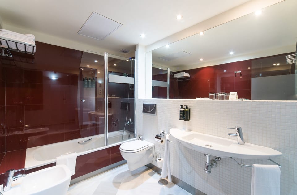 Junior Suite | Minibar, in-room safe, individually decorated, desk