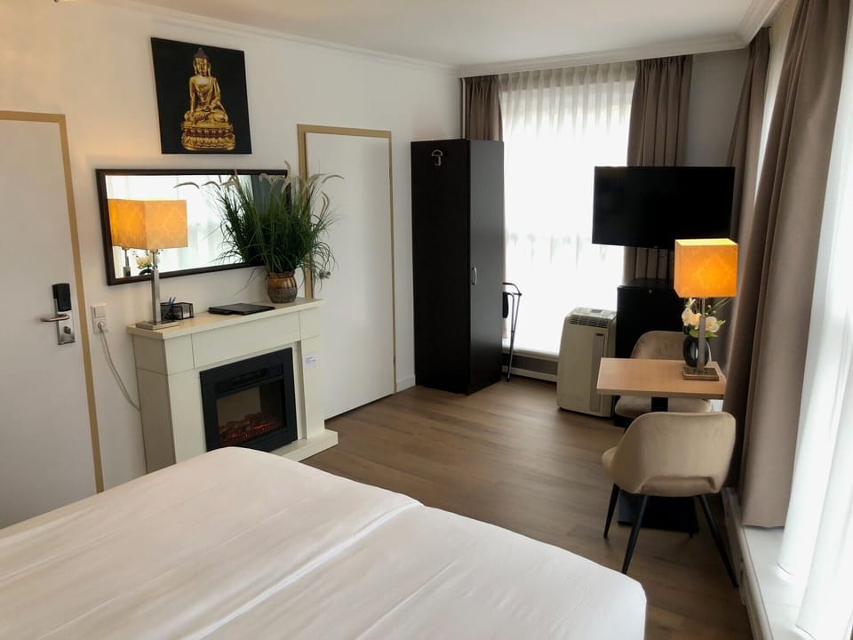 Suite | In-room safe, desk, blackout drapes, iron/ironing board