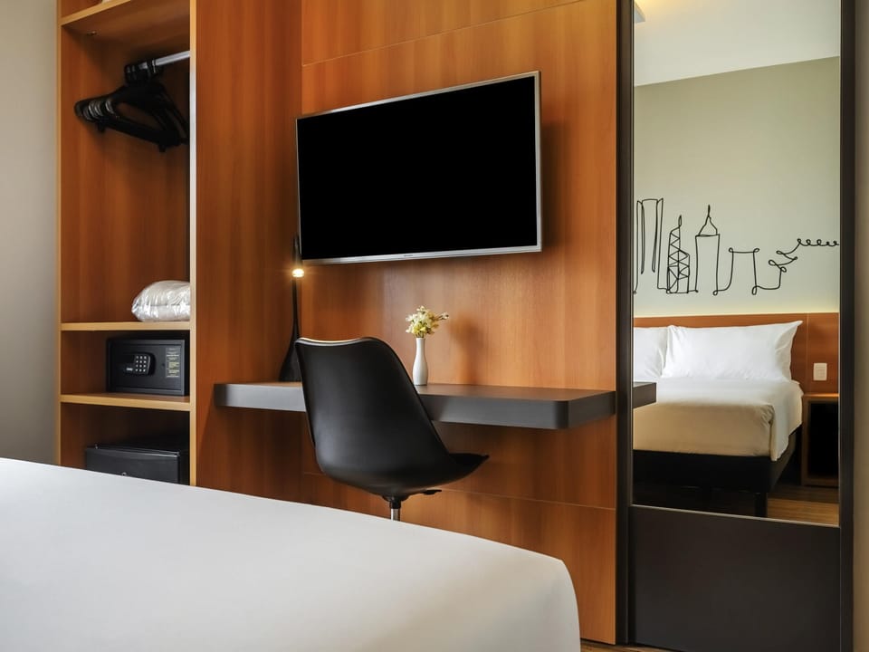 Standard Room, 1 Double Bed | Minibar, in-room safe, desk, laptop workspace
