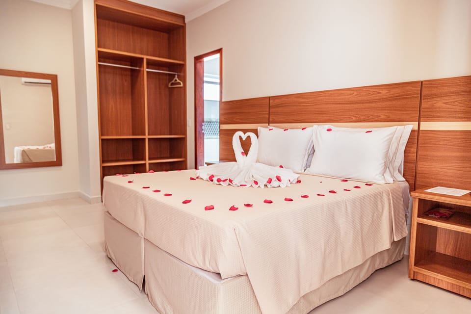 Minibar, desk, laptop workspace, free WiFi
