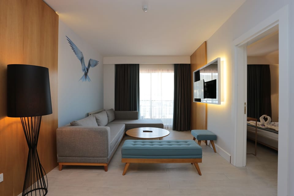 Comfort Suite | Laptop workspace, blackout drapes, free cribs/infant beds, free WiFi