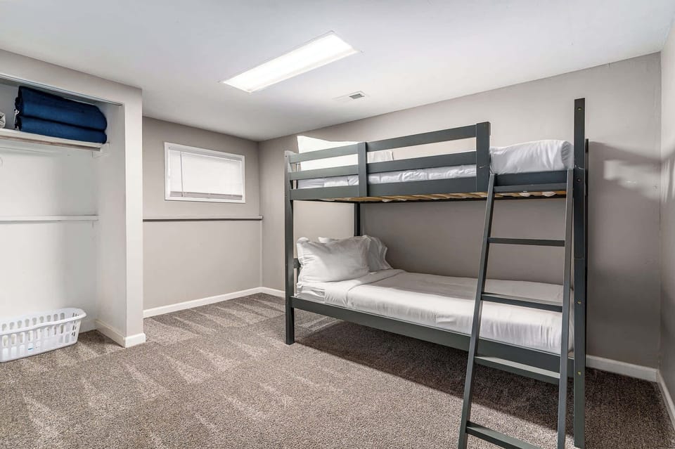 Downstairs Bunk Room - 2 Twin Beds & Air Mattress