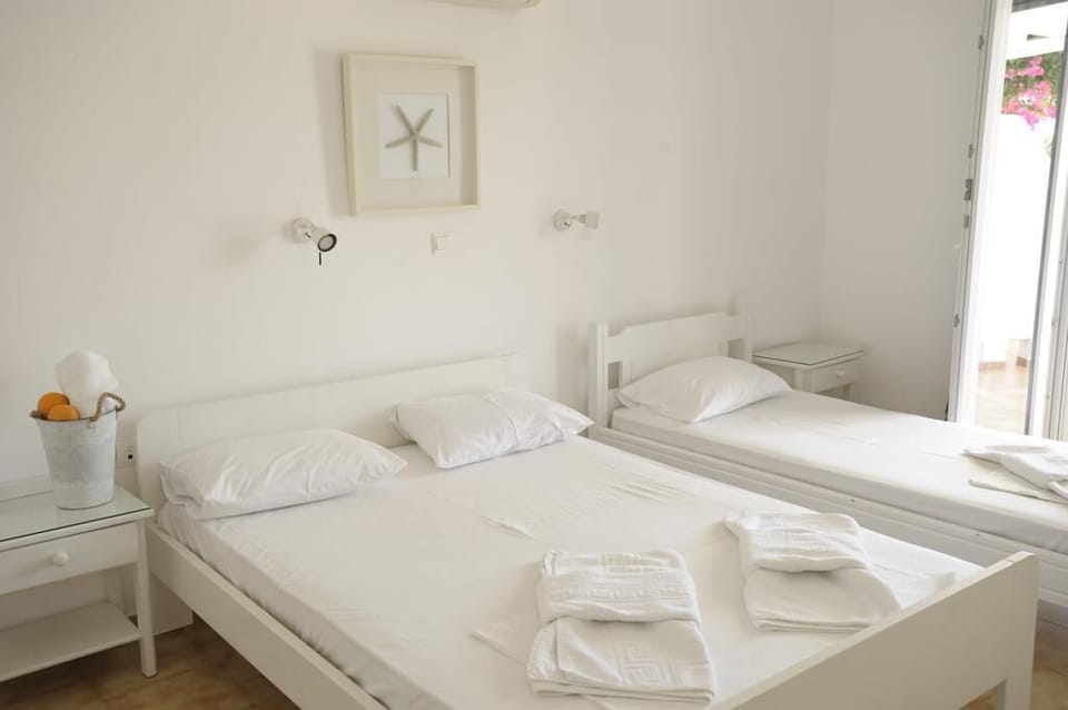 Desk, soundproofing, free WiFi, bed sheets