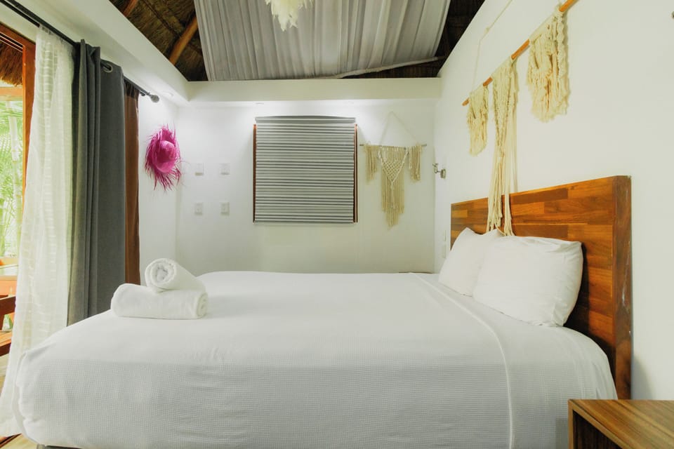 Comfort Cabin (Villa Pavo Real) | In-room safe, blackout drapes, bed sheets