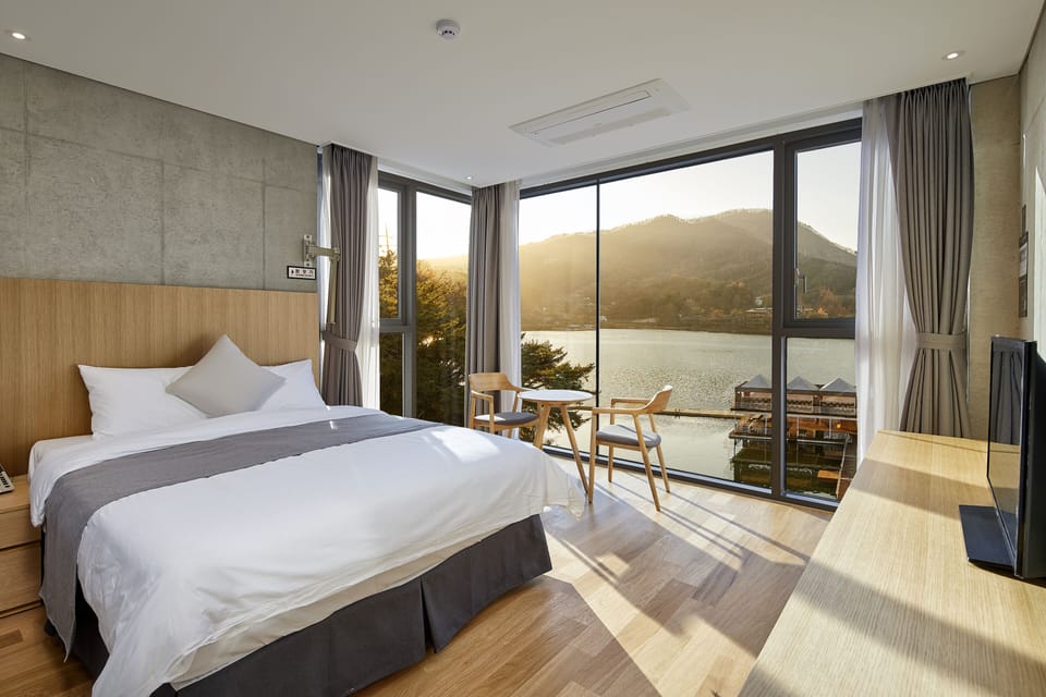 Standard Double Room, 1 Queen Bed, Lake View | Free WiFi, bed sheets