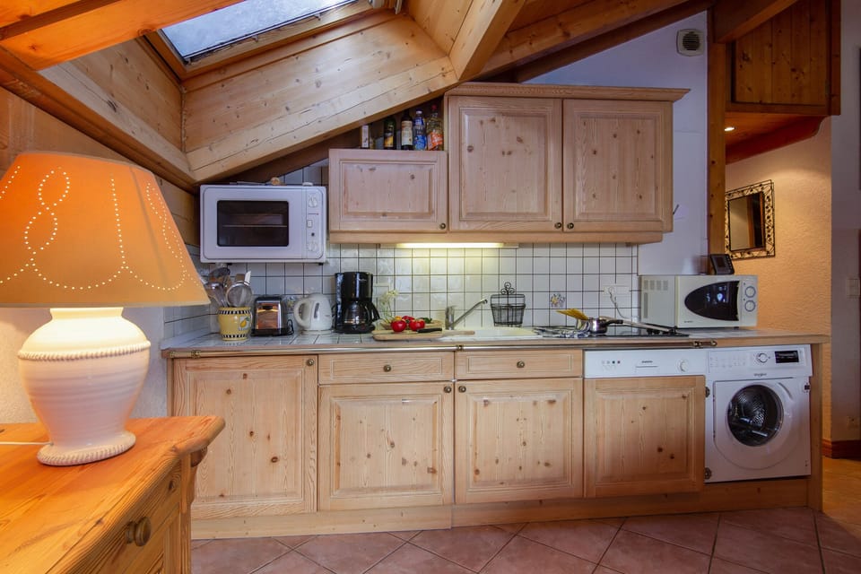 Well equipped kitchen with a washing machine