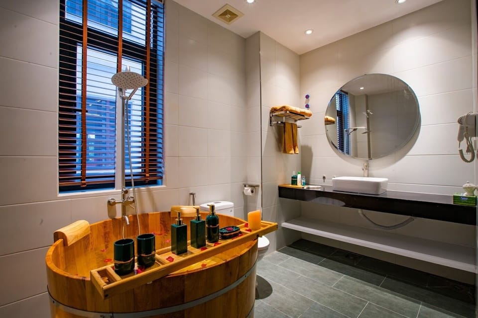 Red Phoenix | Jetted tub