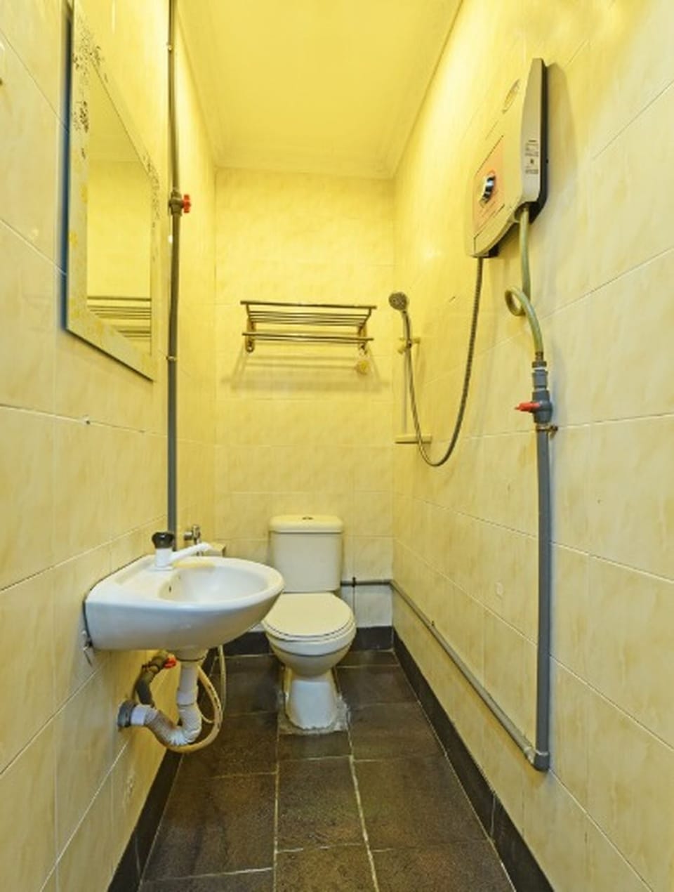 Shower, free toiletries, towels