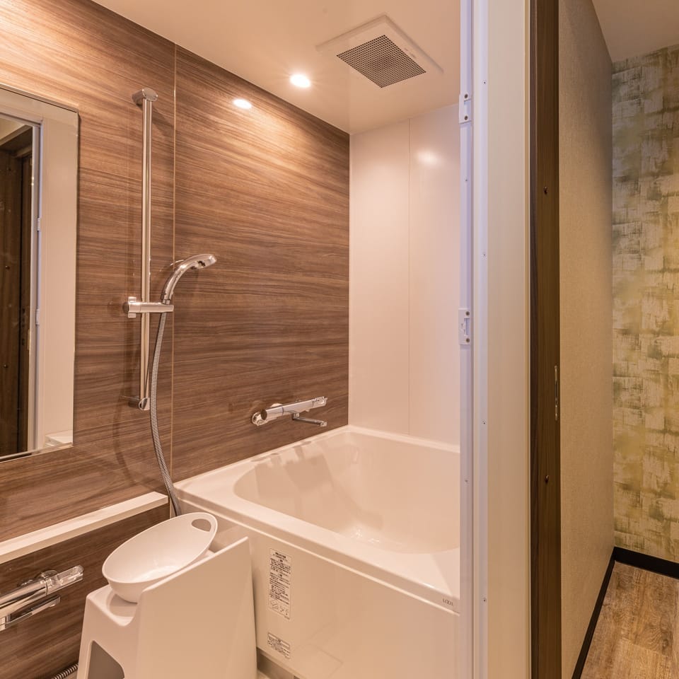 Combined shower/tub, free toiletries, hair dryer, bathrobes