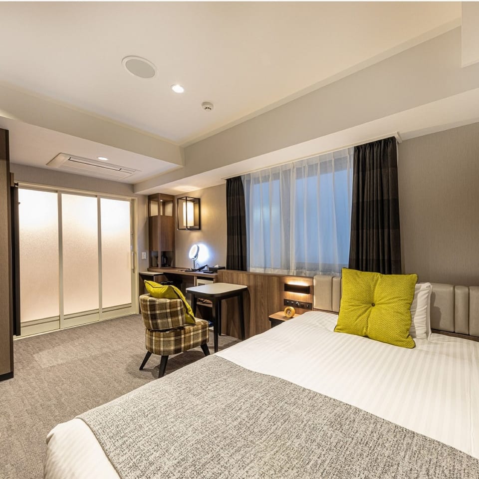 Universal Room, Non-Smoking (20 m²) | Down comforters, minibar, in-room safe, desk