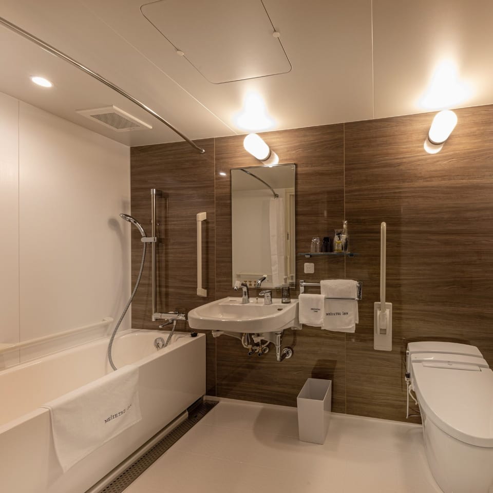 Universal Room, Non-Smoking (20 m²) | Bathroom | Combined shower/tub, free toiletries, hair dryer, bathrobes