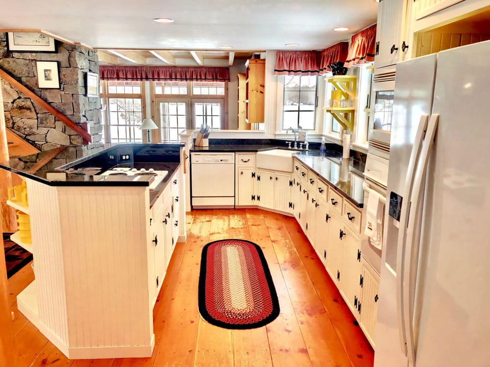 The exceptional cabinetry and hardwood floors is also a sight to enjoy.
