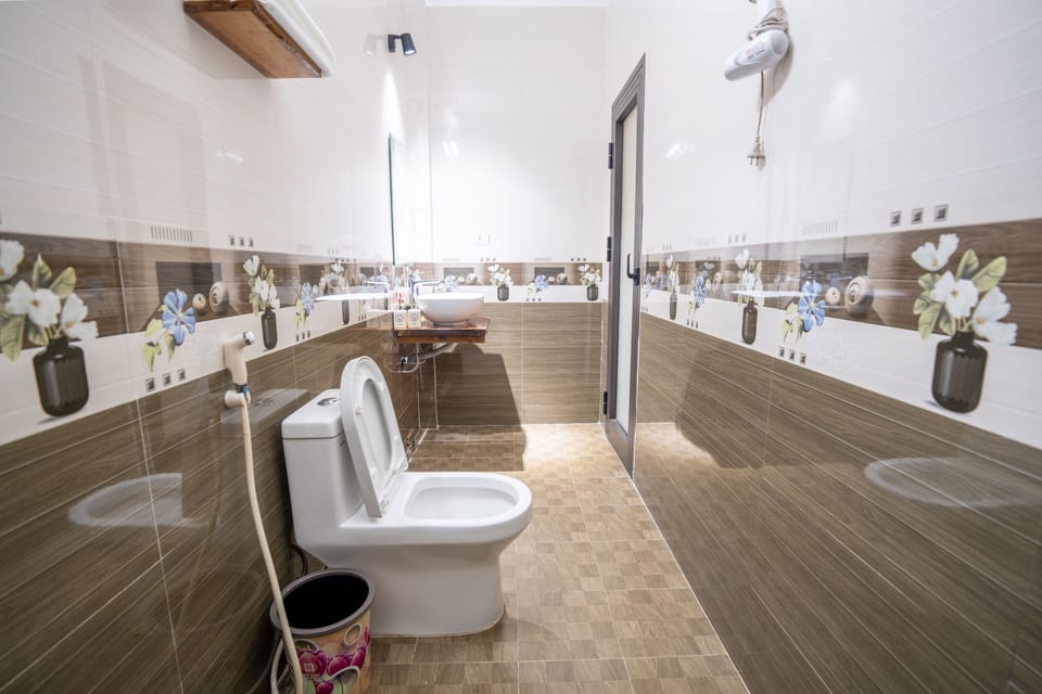 Shower, rainfall showerhead, free toiletries, hair dryer