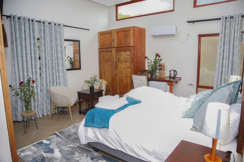 Standard Double Room | Minibar, individually decorated, individually furnished, desk