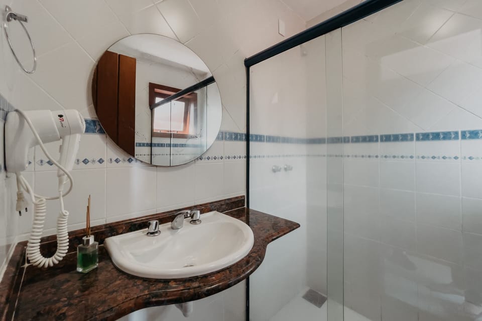 Suíte com Varanda | Bathroom | Shower, free toiletries, hair dryer, towels