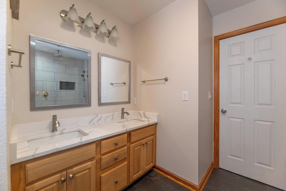 Upper Level En Suite