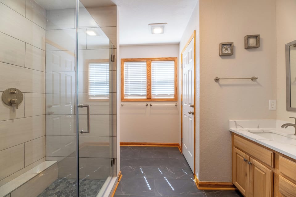Upper Level En Suite